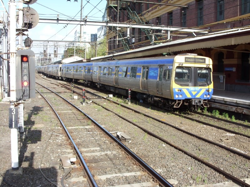 438M
Comeng, *1984 • 'Comeng-Train' • 1600 mm • 1500 V DC
(Melbourne) Flinders Street MTM_ET3_438M_Flind.jpg