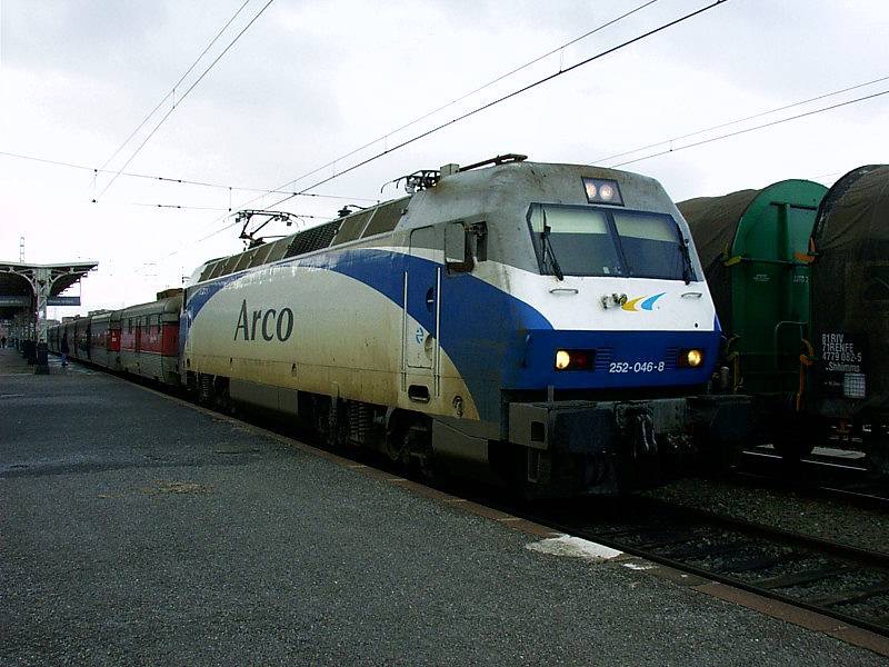252-046-8
Meinfesa, *199x • Serie 252 • Bo-Bo • 1668 mm • 3000 V DC
Arco
Miranda de Ebro
RENFE_E_252046-8_ws-bl_Mir.jpg