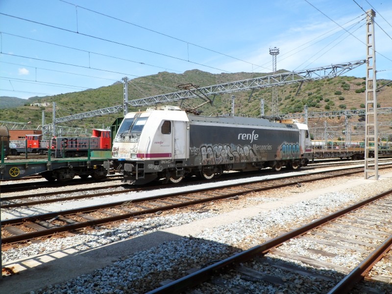 253 060-8
(95 71.0253.060-8)
Bombardier, *2009 • TRAXX F140 DC / Serie 253 • Bo-Bo • 1668 mm • 3000 V DC
Portbou RENFE_E_253060-8_TRAXX_Portbou.jpg