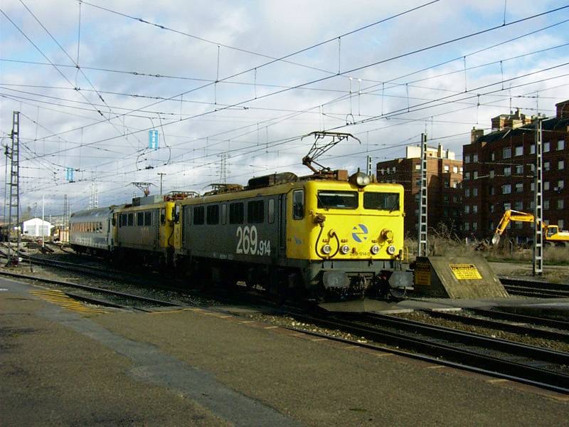 269-914-7
Macosa, *1981 • Serie 269.900 • Bo-Bo • 1668 • 3000 V DC
Miranda de Ebro RENFE_E_269914+269_Miranda.jpg