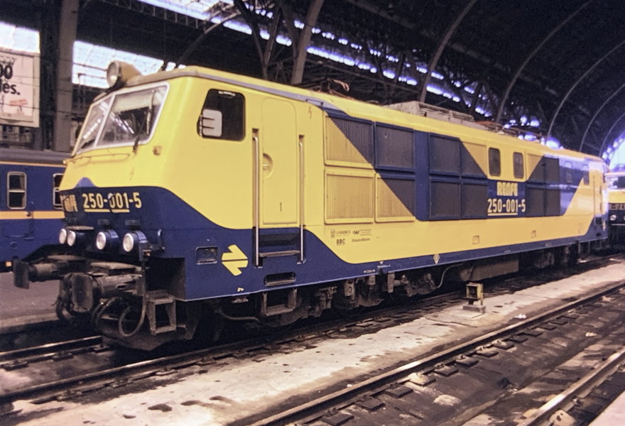 250-001-5
Krauss-Maffei/BBC, *1982 • Serie 250 • Co-Co • 1668 mm • 3000 V DC
Barcelona-Termino RENFE_E_250001_Barcel-T.jpeg