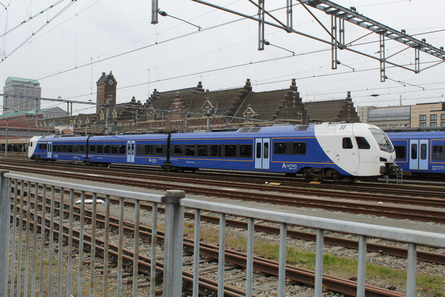 553
(94 84 4 040 553-8 NL-AN)
Stadler Rail, *2016 • FLIRT 3 • 3-car • 1500 V DC / 3000 V DC / 15000 V AC
Maastricht AN_ET3_553_FLIRT3_Masstr.JPG