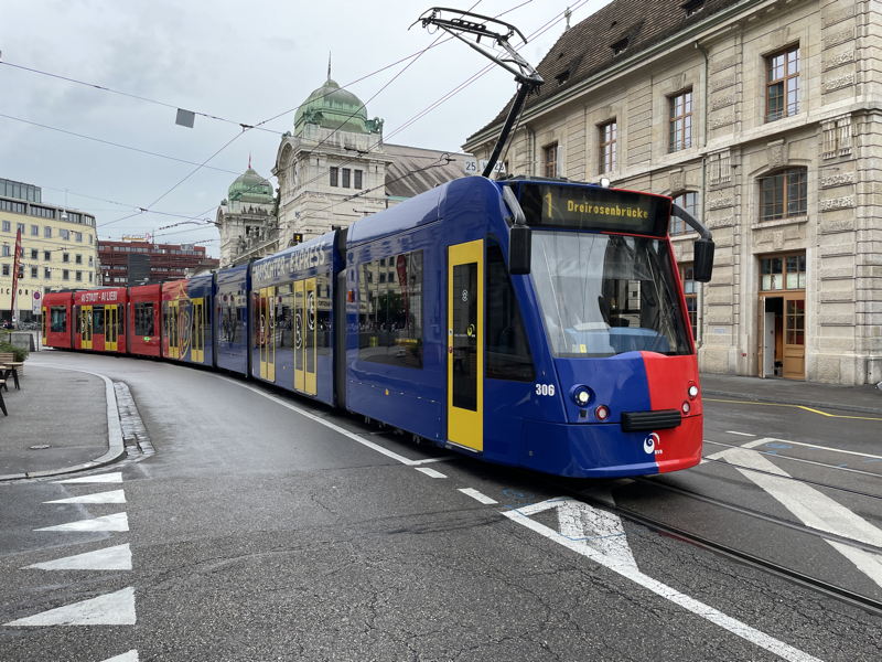 306
Siemens, *2001 • Combino / Be 6/8 • 1000 mm
Vollwerbung FC Basel
Linie 1
Centralbahnstrasse BVB_306_Comb_FCB_SBB.JPG